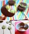 /album/srandovni-jidlo/kiwi-lolly-with-chocolate-kiwi-am-stiel-mit-schokolade-kiwi-sucette-au-chocolat-kiwi-lizatko-s-cokoladou-jpg/